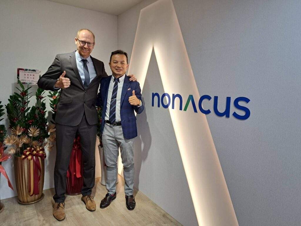 Nonacus-CEO-Chris-Sale-and-Advanced-Genomics-APAC-Managind-Director-Andy-Chang